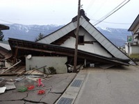 活断層地震を考えると長野県白馬村の活断層地震の被害を思い出します。