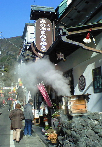 ここは温泉街?