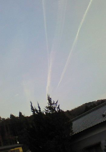 空に3本のスジが!