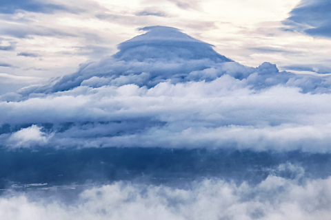 巻きつく雲から頭出す笠富士