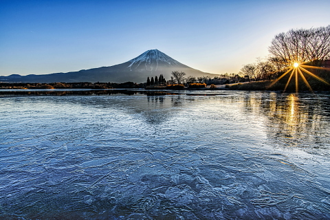 結氷してきた田貫湖 結氷してきた田貫湖