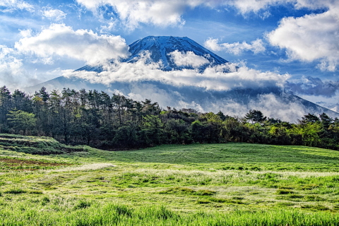 湧き出す雲の合間からチラッと富士山