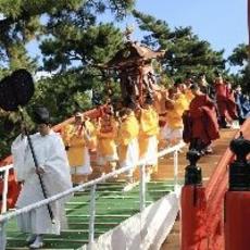 淀君奉納の反橋、54年ぶり改修し渡り初め