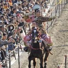 勇壮な時代絵巻、三重・多度大社で流鏑馬