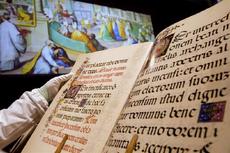 バチカンで「歴史的図書」に触れる展示、手袋でムード作り