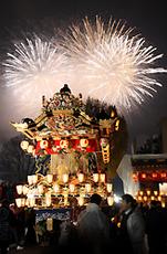 <秩父夜祭>「ホーリャイ」の掛け声 屋台引き上げに歓声