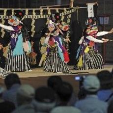 「遠野物語100年祭」扇や弓矢を手に夜神楽