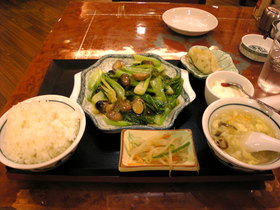 青梗菜とふくろ茸の炒め物定食 氷花餃子