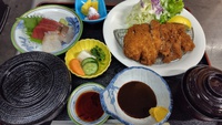 ロースかつ定食にお刺身小鉢をセットで