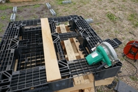 木製パレット薪棚2号基作り ～ ② 樹脂パレット加工･敷き