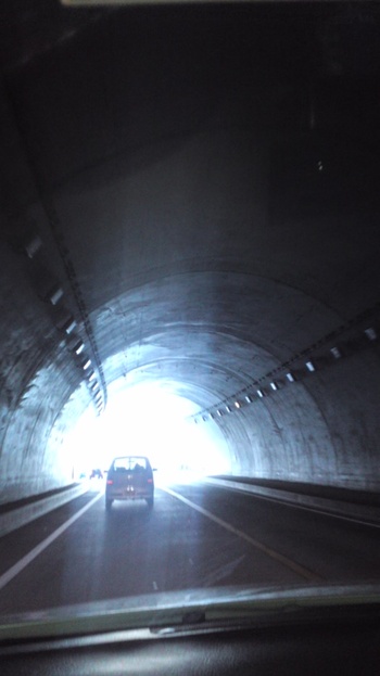 トンネルを抜けると