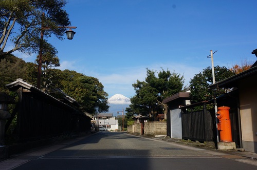 “富士山と赤いポストのある風景”のある町