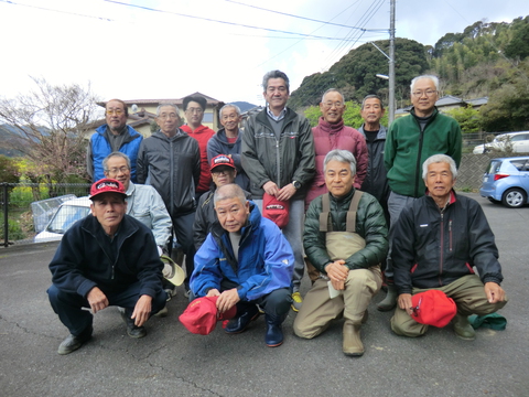 アユ稚魚を放流しました(漁場案内付き) アユ稚魚を放流しました(漁場案内付き)
