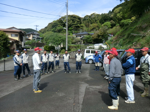 小学生のアユ体験放流を行いました 小学生のアユ体験放流を行いました