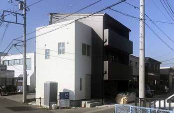 3階建てガレージハウス、まもなく完成! 3階建てガレージハウス、まもなく完成!