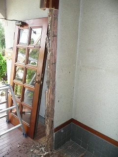 古いドア枠を壊してみたら
