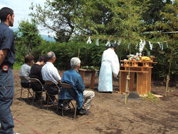 梅雨の晴れ間の地鎮祭