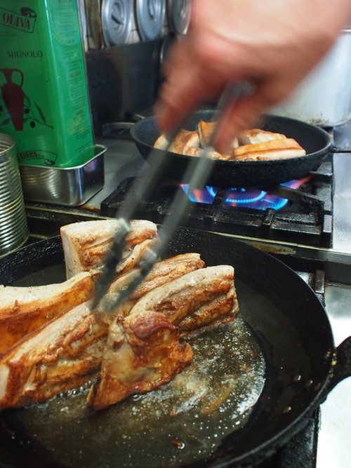 国産豚バラ肉の柔らか煮の仕込み 国産豚バラ肉の柔らか煮の仕込み