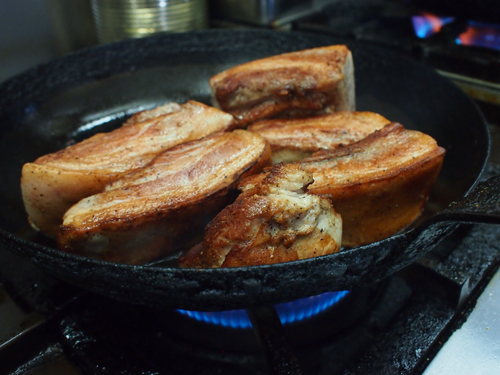 国産豚バラ肉の柔らか煮の仕込み 国産豚バラ肉の柔らか煮の仕込み