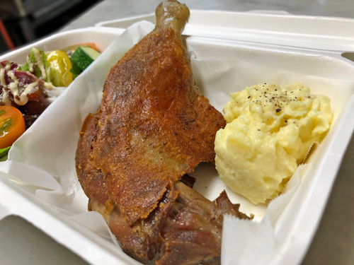骨付き鴨のモモ肉の自家製コンフィ~♪ 骨付き鴨のモモ肉の自家製コンフィ~♪