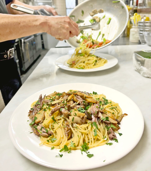 仏産シャラン鴨の自家製コンフィとキノコ、にんにくのペペロンチーノのスパゲティ~♪ 仏産シャラン鴨の自家製コンフィとキノコ、にんにくのペペロンチーノのスパゲティ~♪