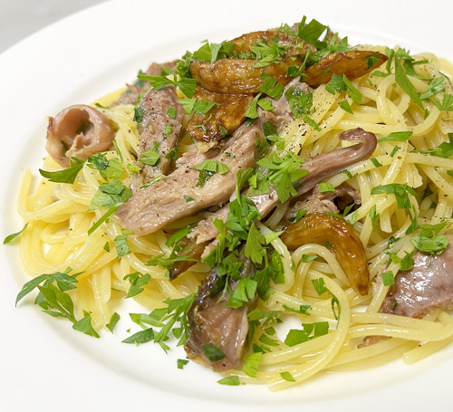 フランス産鴨のモモ肉の自家製コンフィのペペロンチーノ~♪ フランス産鴨のモモ肉の自家製コンフィのペペロンチーノ~♪