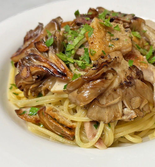 焼きマイタケと鶏モモとにんにくのペペロンチーノのスパゲティ~♪ 焼きマイタケと鶏モモとにんにくのペペロンチーノのスパゲティ~♪