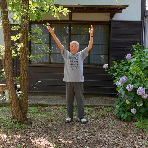 「木になった詩人」撮影:岩本圭司