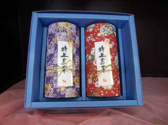 辰蔵 旨みの茶300g2本セット和紙缶入り 6,800円(税別) 辰蔵 旨みの茶300g2本セット和紙缶入り 6,800円(税別)