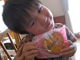 きんつば持って