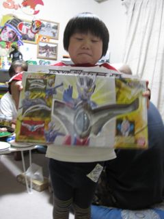 プレゼントにおおはしゃぎ
