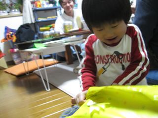 プレゼントにおおはしゃぎ