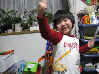 プレゼントにおおはしゃぎ