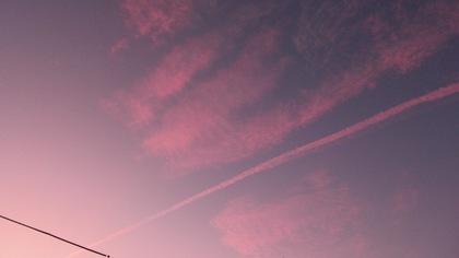 今朝のウォーキング！！日の出前の飛行機雲