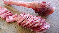 豚のど軟骨（のどガリ）　（適度なお肉と軟骨のコリコリが一度に味わえる貴重部位なんです）