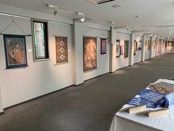 バティック作品展 in 大倉山記念館ギャラリー バティック作品展 in 大倉山記念館ギャラリー