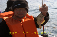 見事にカワハギを釣り上げました
