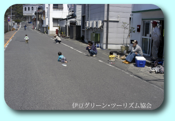車道で遊んでる?のどかな安良里