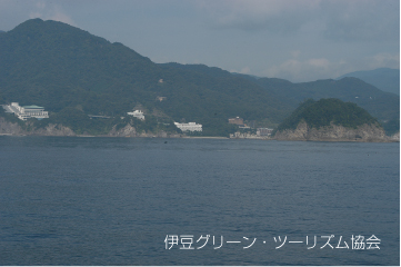 堂ヶ島を沖合いから見ると