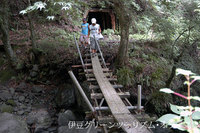 レールの残骸の上を歩いて