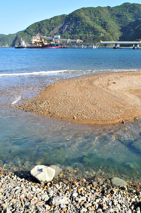 海に流れ込む、宇久須川