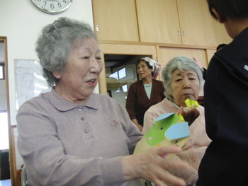 浮島地区ふれあい昼食会に参加 園児とのふれあい