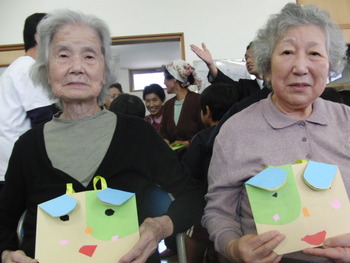 浮島地区ふれあい昼食会に参加 園児とのふれあい