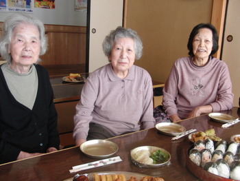 浮島地区ふれあい昼食会に参加 園児とのふれあい