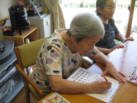 午前のひと時、ティーと塗り絵とアロマリンパマッサージ