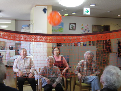 ビーチボールのバレーボール対抗戦