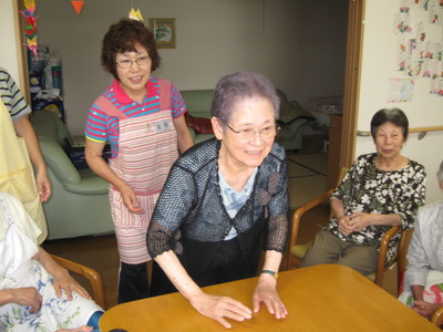 今日の午後はボウリングゲームで盛り上がり
