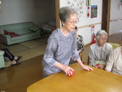 今日の午後はボウリングゲームで盛り上がり