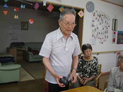 今日の午後はボウリングゲームで盛り上がり