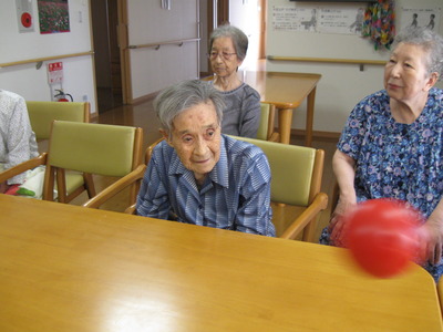 今日の午後はボウリングゲームで盛り上がり